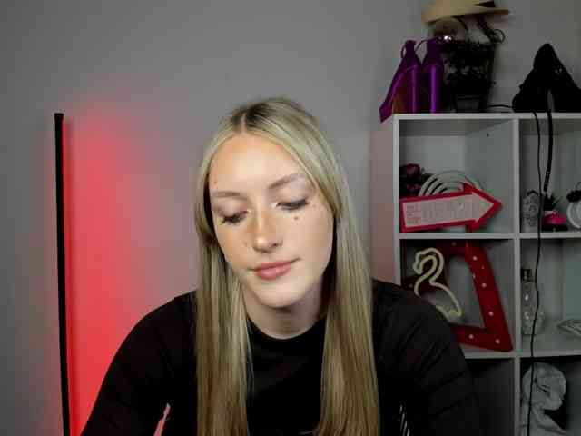 EvelynBlond26 webcam
