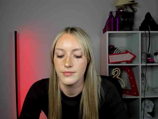 EvelynBlond26 webcam