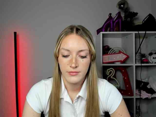 EvelynBlond26 webcam
