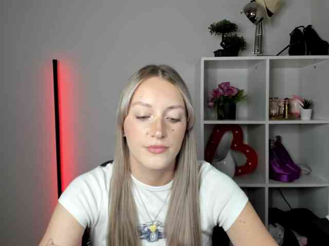 EvelynBlond26 webcam
