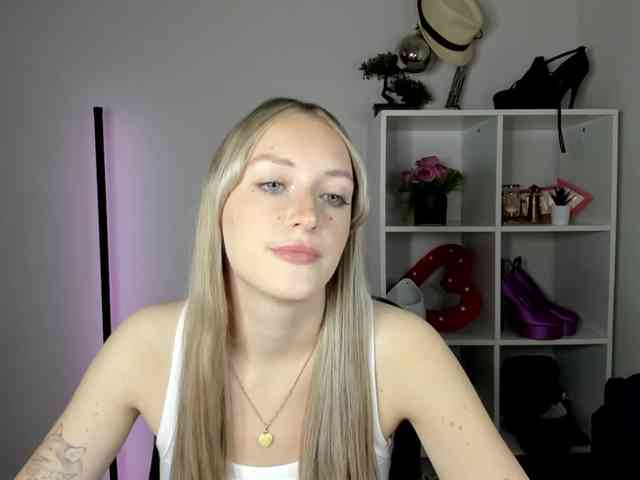 EvelynBlond26 webcam