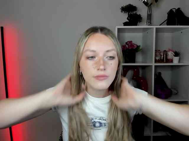 EvelynBlond26 webcam