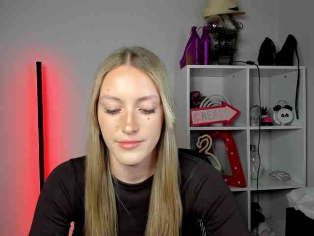 EvelynBlond26 webcam