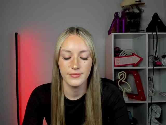 EvelynBlond26 webcam