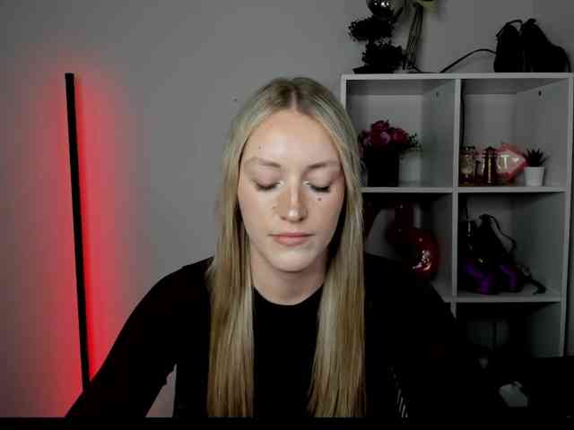 EvelynBlond26 webcam