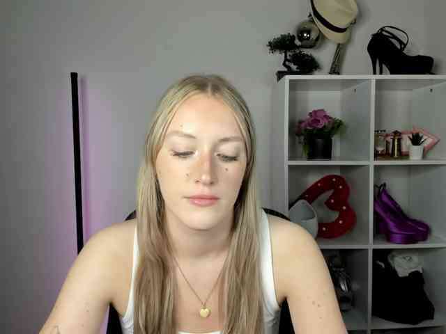 EvelynBlond26 webcam