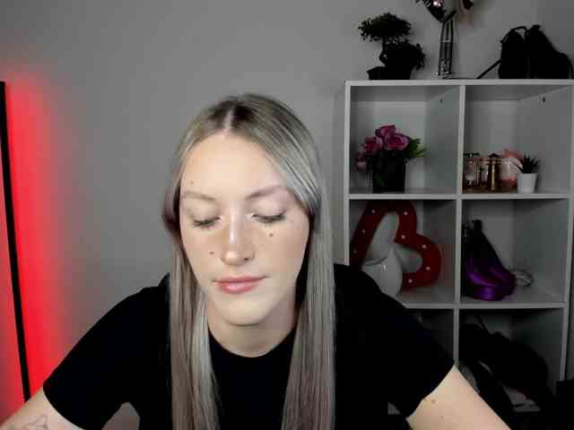 EvelynBlond26 webcam