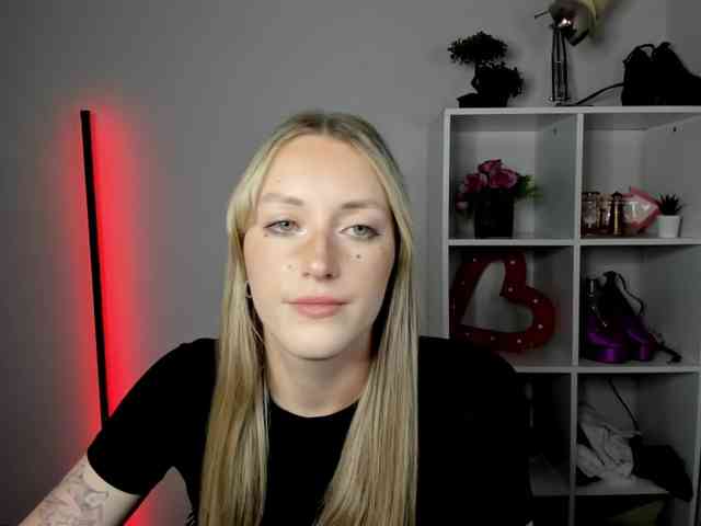 EvelynBlond26 webcam