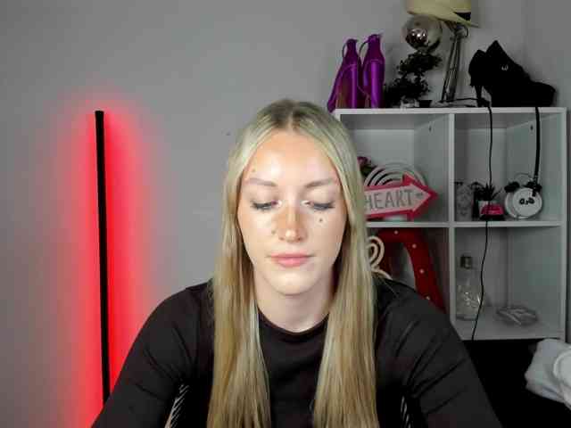 EvelynBlond26 webcam