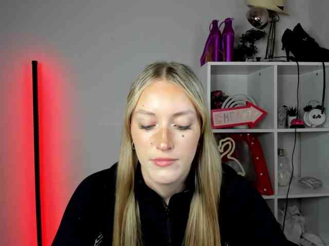 EvelynBlond26