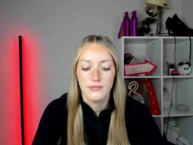 EvelynBlond26 webcam