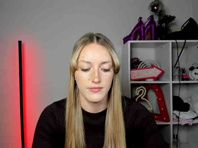 EvelynBlond26 webcam