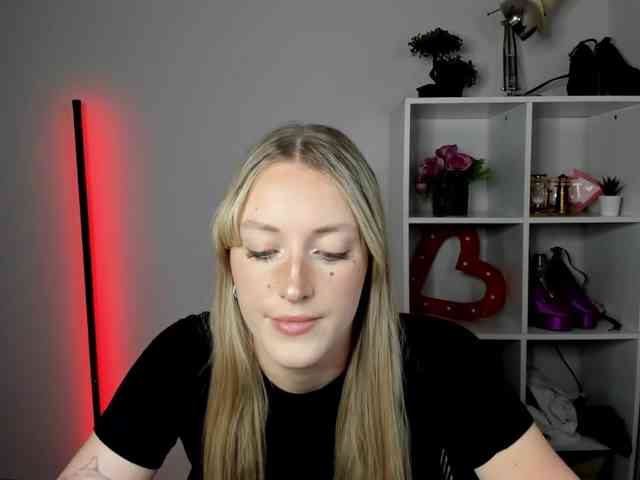 EvelynBlond26 webcam
