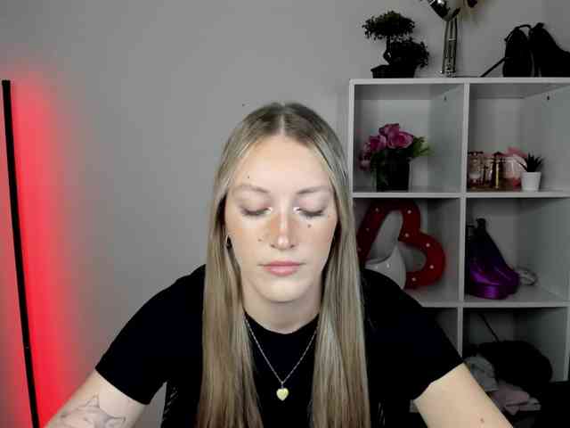 EvelynBlond26 webcam