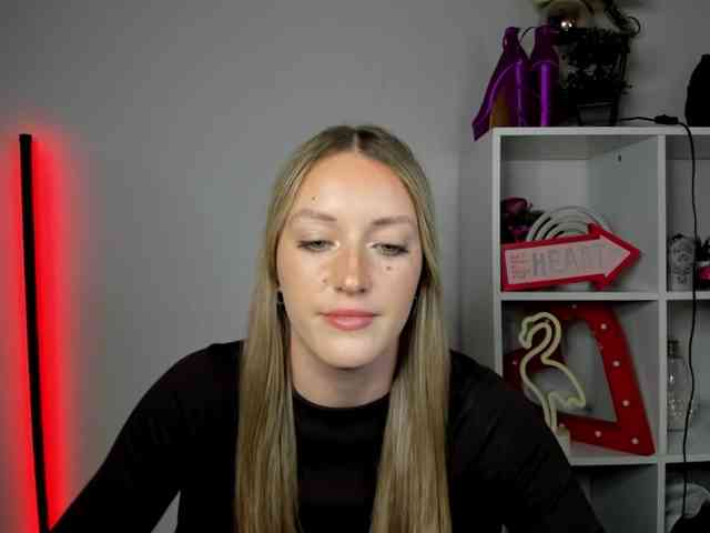 EvelynBlond26 webcam