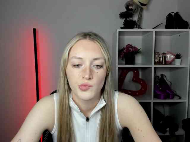 EvelynBlond26 webcam