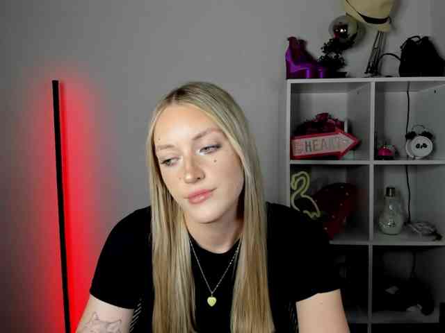 EvelynBlond26 webcam