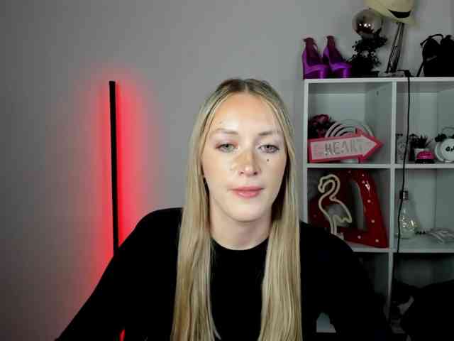 EvelynBlond26 webcam