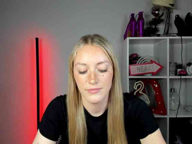 EvelynBlond26 webcam