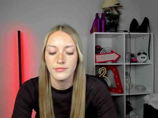 EvelynBlond26 webcam