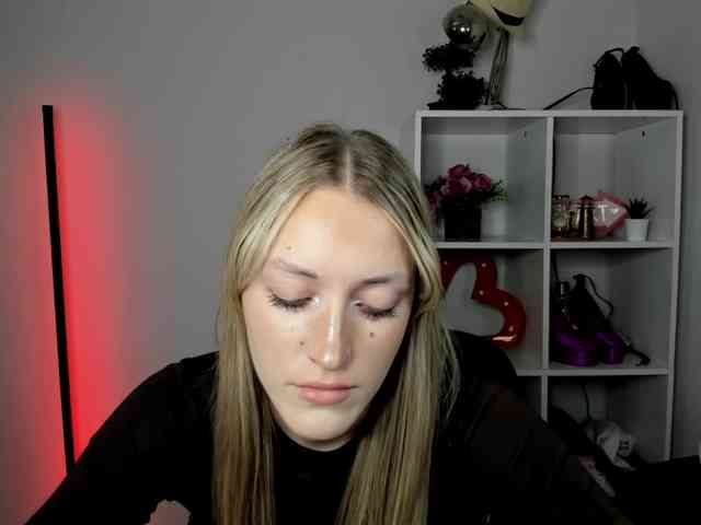 EvelynBlond26 webcam