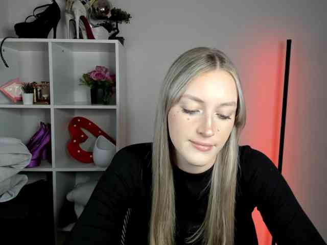 EvelynBlond26 webcam