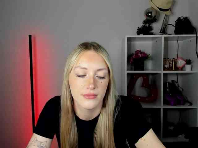 EvelynBlond26 webcam