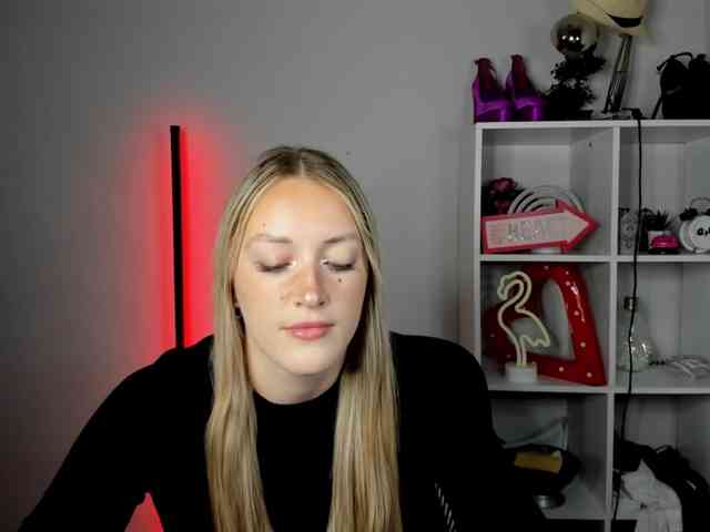 EvelynBlond26 webcam