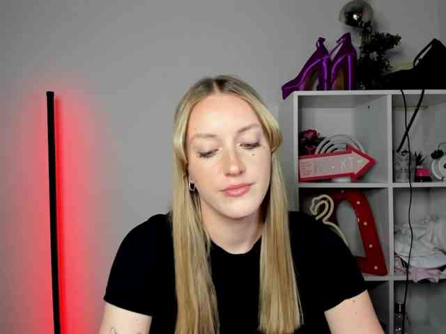EvelynBlond26 webcam