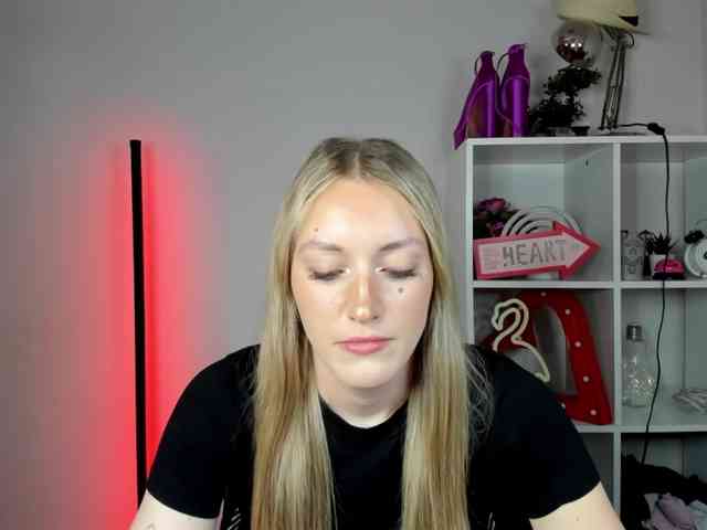 EvelynBlond26 webcam