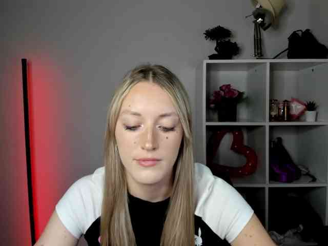 EvelynBlond26 webcam