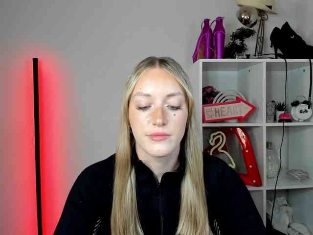 EvelynBlond26 webcam