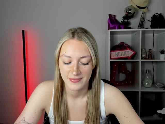 EvelynBlond26 webcam