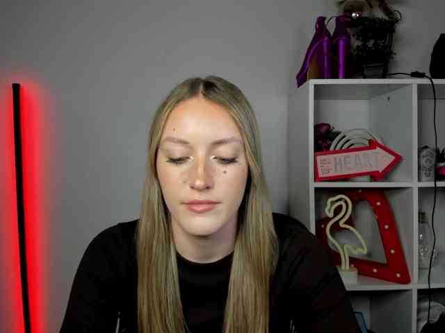 EvelynBlond26 webcam