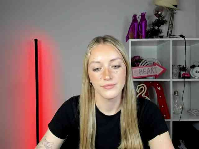 EvelynBlond26 webcam