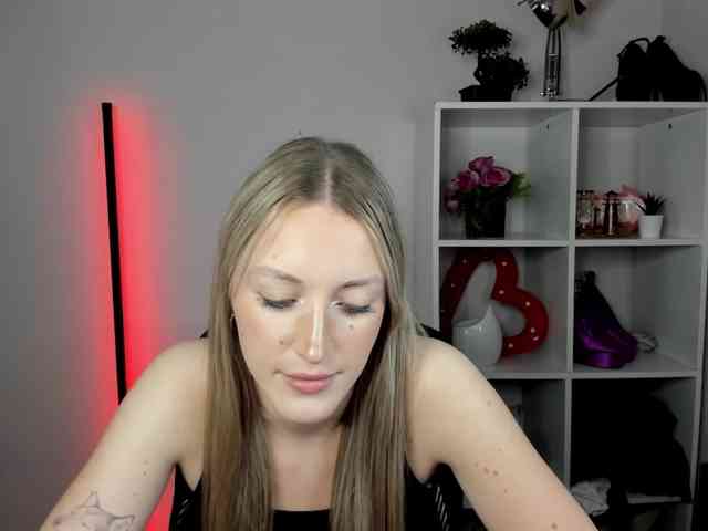 EvelynBlond26 webcam