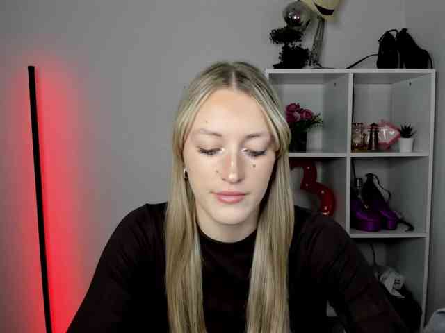 EvelynBlond26 webcam