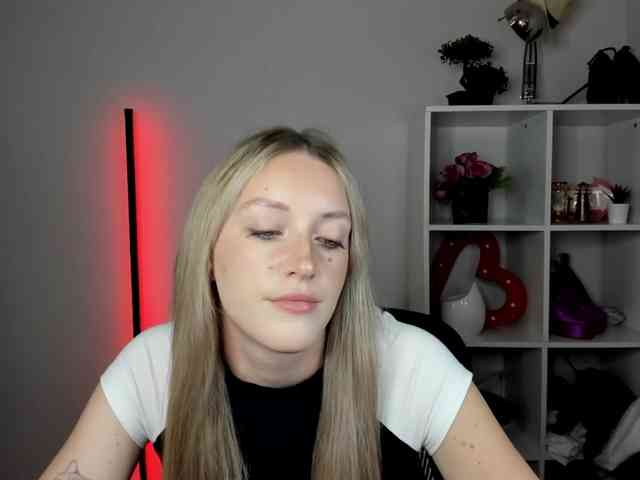 EvelynBlond26 webcam