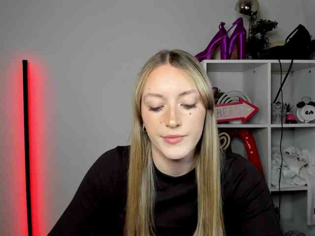 EvelynBlond26 webcam