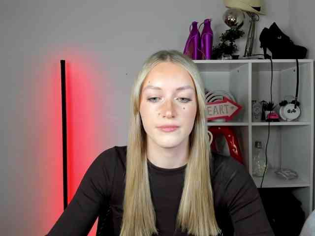 EvelynBlond26 webcam