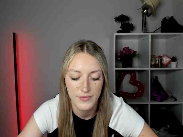 EvelynBlond26 webcam