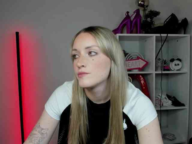 EvelynBlond26 webcam