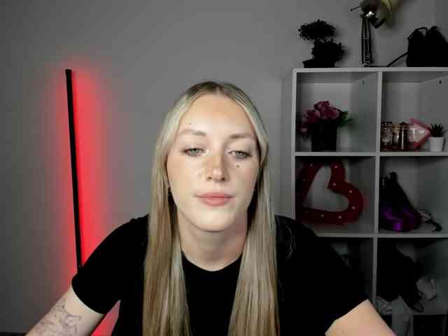 EvelynBlond26 webcam