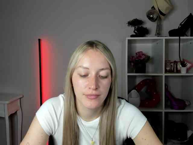EvelynBlond26 webcam