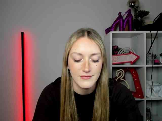 EvelynBlond26 webcam
