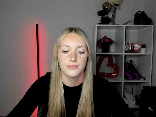 EvelynBlond26 webcam