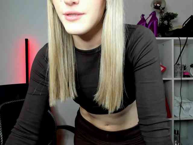 EvelynBlond26 webcam