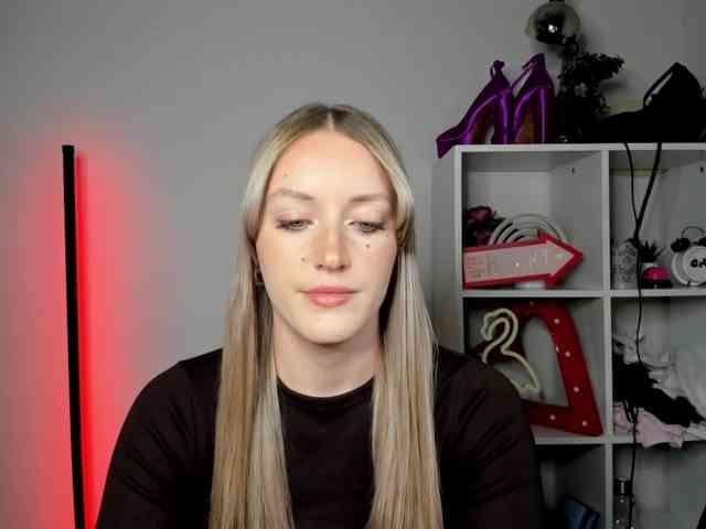 EvelynBlond26 webcam