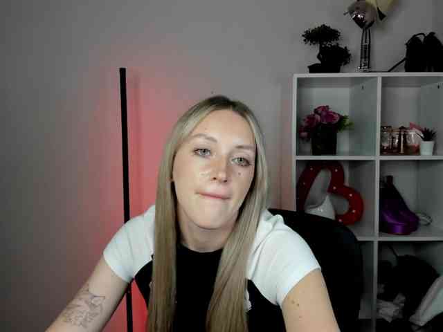 EvelynBlond26 webcam