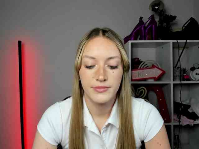 EvelynBlond Live Webcam on BongaCams